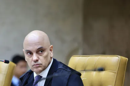 Alexandre de Moraes determinou que o Exército entregue armas registradas em nome de Jair Bolsonaro à Polícia Federal.