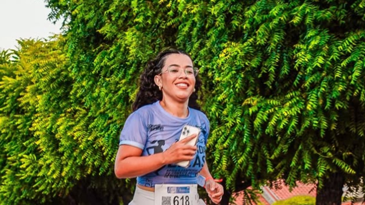 A corredora de rua Maria Nataly Alves de Sousa, de 40 anos, faleceu neste sábado (4) após sofrer uma parada cardiorrespiratória em uma corrida em São José de Piranhas.