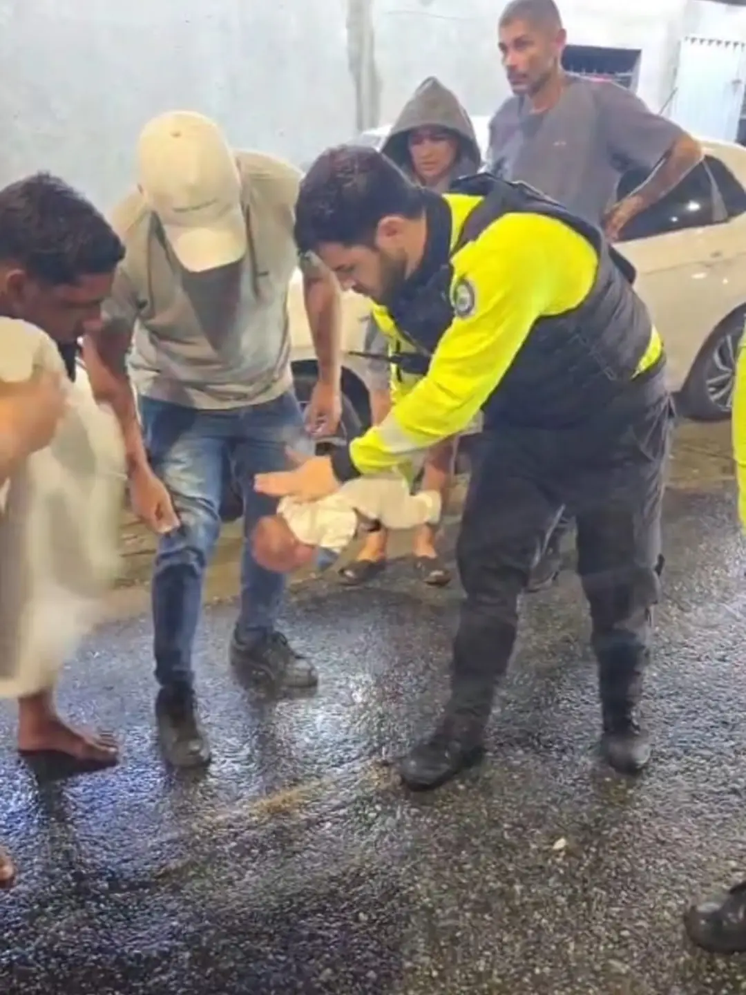 Agente da Semob-JP durante atendimento que salvou bebê engasgado em João Pessoa.