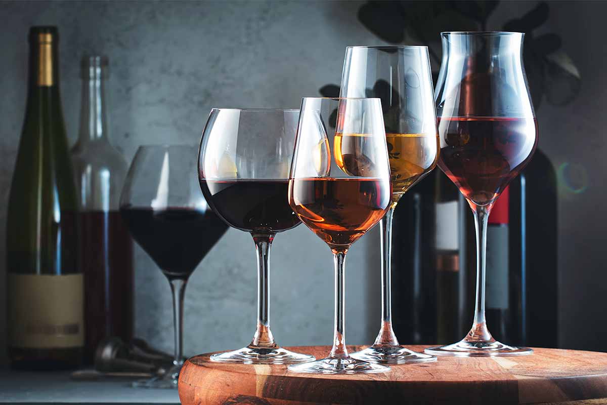 As exportações de vinhos brasileiros para os EUA caíram 39,6% no 1º semestre de 2026 devido às novas tarifas. Salton e Miolo redefinem rotas.