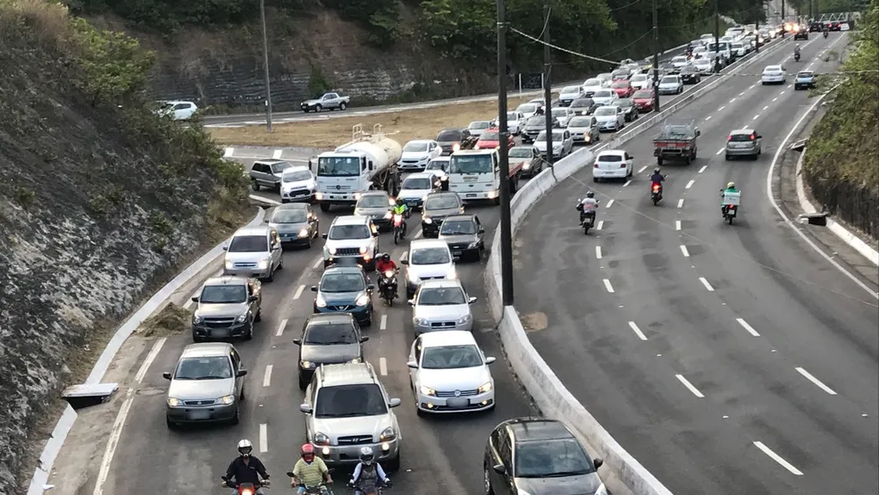 Agentes de trânsito organizando bloqueio viário na orla de João Pessoa durante evento com telão para jogo da seleção brasileira