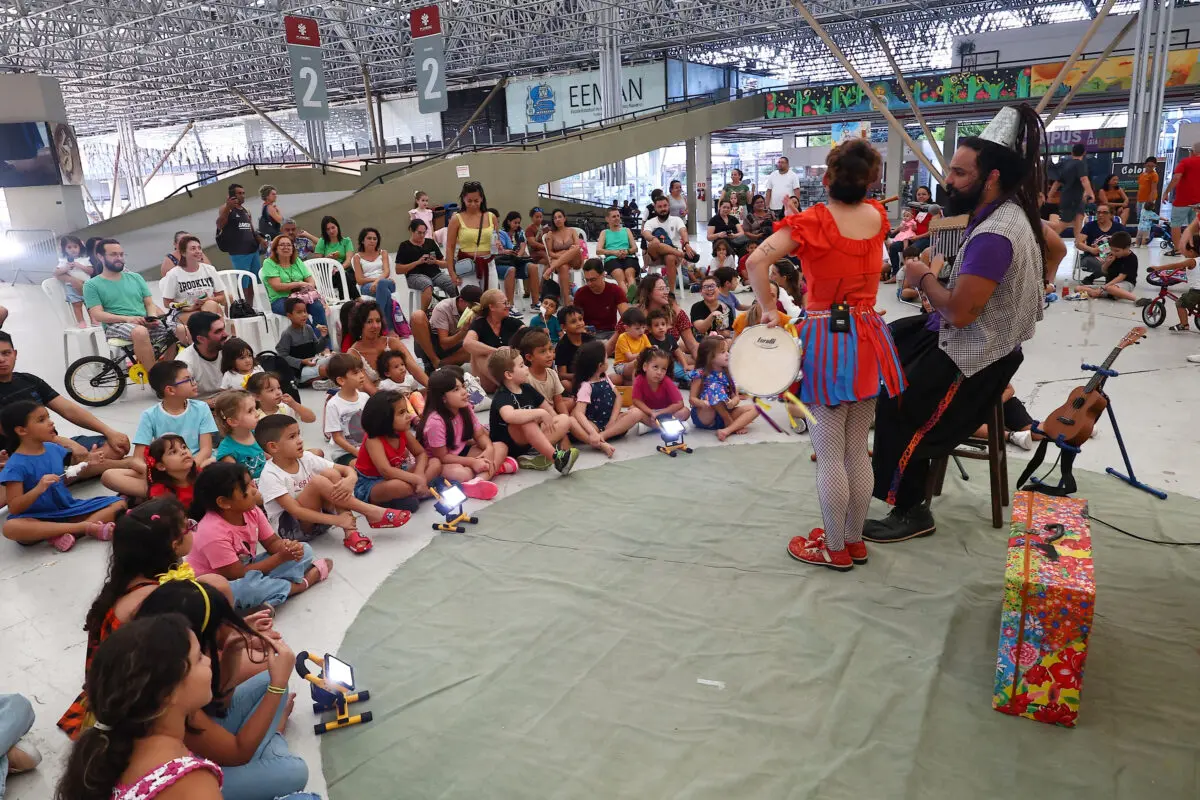 Crianças participam da programação cultural do projeto Férias Funesc na Paraíba.