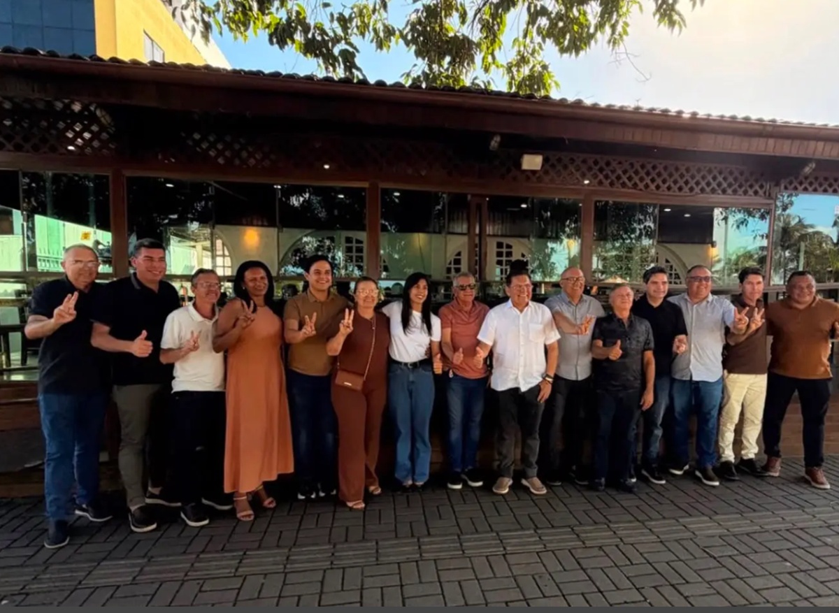 Maria Porto ao lado de lideranças políticas durante anúncio de apoio em Serra da Raiz