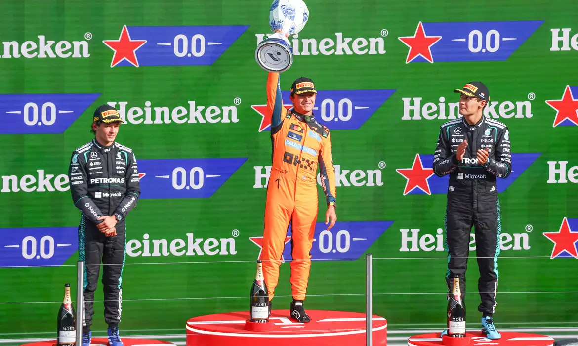 O inglês Lando Norris, da McLaren, atual campeão da categoria, emendou a segunda vitória consecutiva ao ganhar o GP da Holanda, em Zandvoort, neste domingo (23). (© Reuters/Jakub Porzycki/Proibida reprodução)
