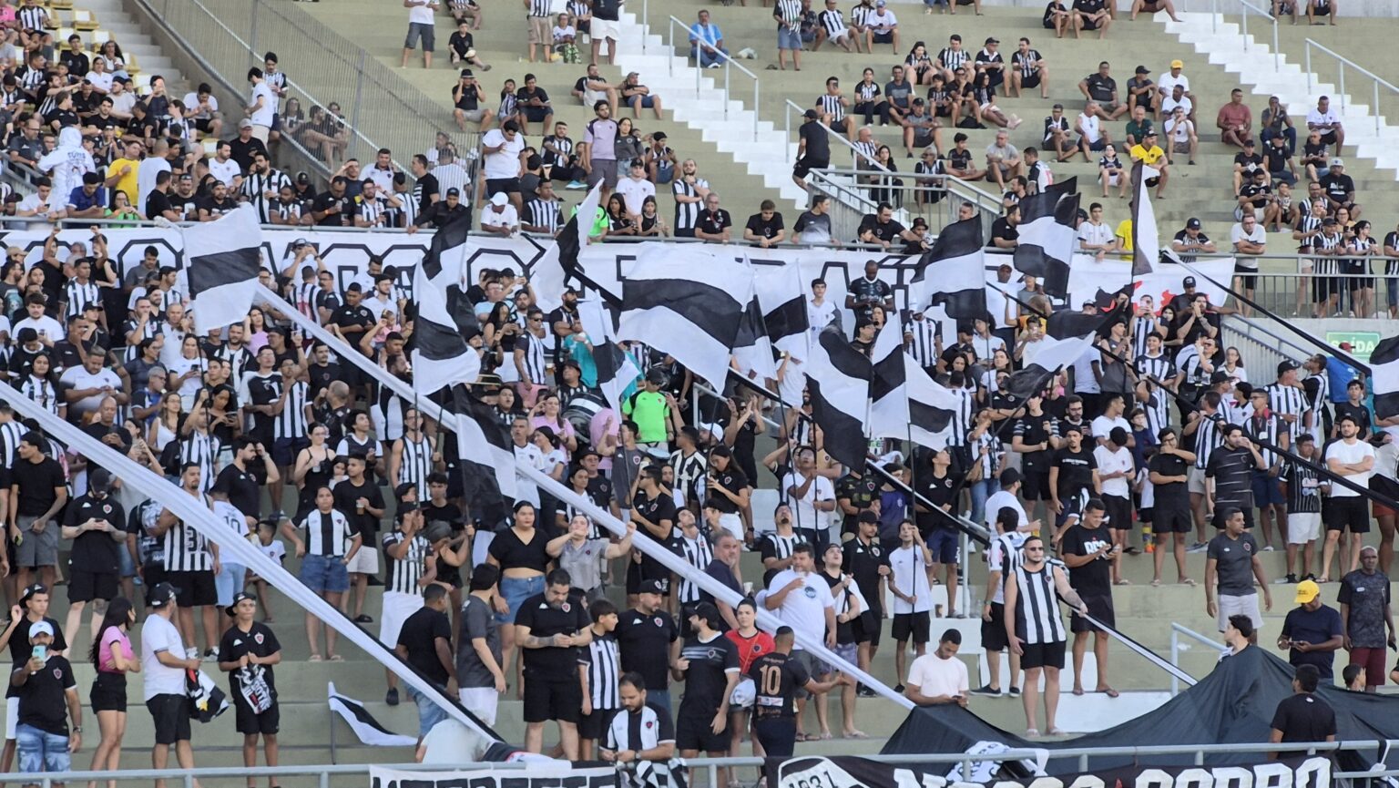 Botafogo-PB recebe o Santa Cruz no Almeidão pela Série C do Brasileirão em confronto direto pelo G-8.