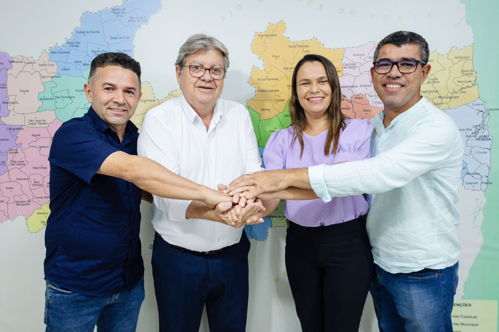 O ex-governador João Azevêdo (PSB) segue fortalecendo sua base de apoios políticos no interior do estado. Nesta quinta-feira (27), a prefeita de Damião, Simone Azevêdo, e o vice-prefeito Lucildo Fernandes, confirmaram apoio à candidatura de João ao Senado da República.