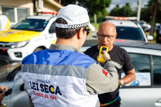 Agentes do Detran-PB realizam fiscalização da Operação Lei Seca durante blitz na Paraíba.