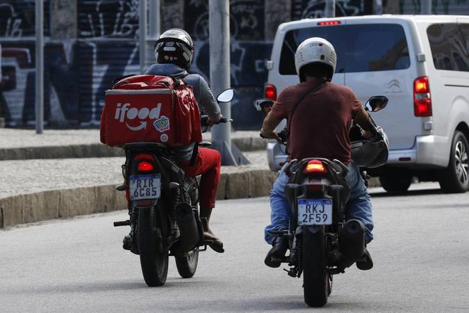 Classes B e C respondem por 9 a cada 10 consumidores de aplicativos no Brasil, aponta Serasa