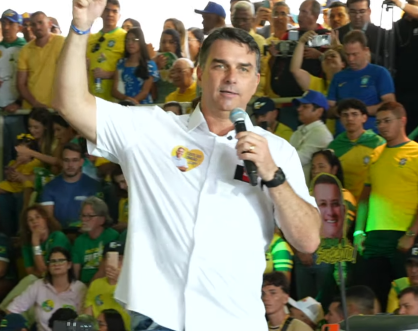 Na Paraíba, Flávio Bolsonaro cita ex-presidente João Pessoa, diz que "nega" o Governo Lula e promete manter Bolsa Família