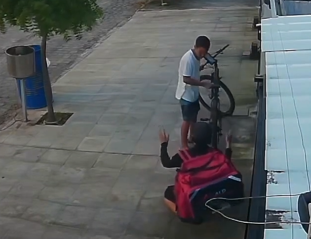 Entregador ajoelha e implora para não ter bicicleta roubada durante assalto no Bessa, em João Pessoa