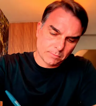 Flávio Bolsonaro chora e escreve carta