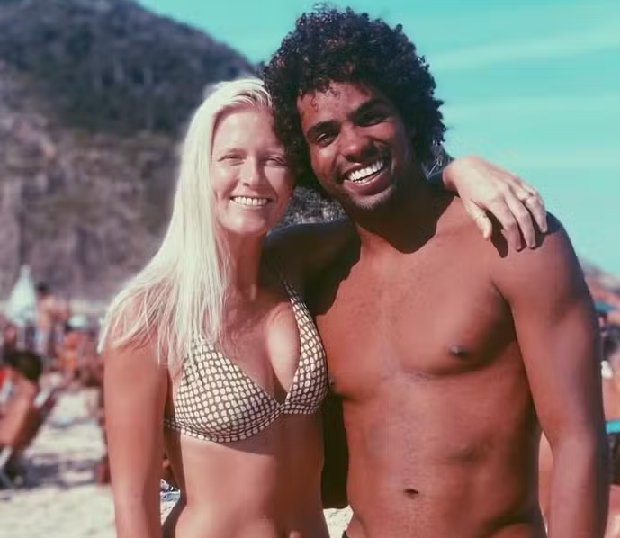 Surfista brasileiro sofre acidente grave nos EUA e aguarda cirurgia; mulher está internada