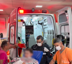 Veículo pega fogo após explosão em Santa Rita, na Região Metropolitana de João Pessoa