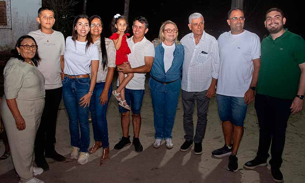 Maria Porto participa de encontro político em Curral de Fora, ao lado da prefeita Magna Gerbasi, da vereadora Valdirene do Sindicato e de lideranças de Rio Tinto.