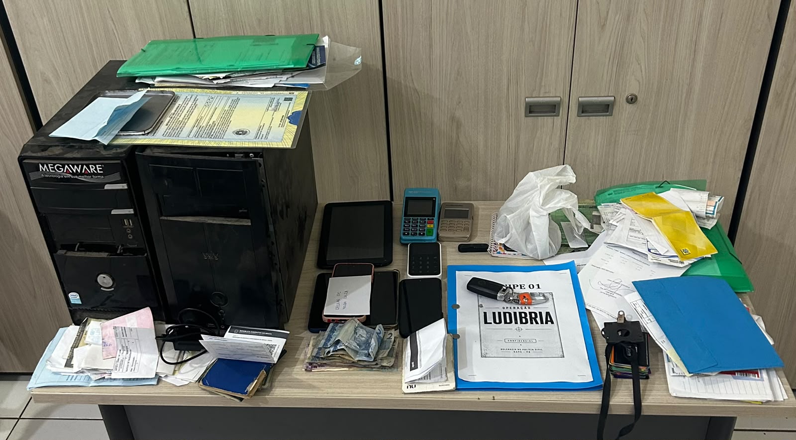 Polícia Civil da Paraíba durante cumprimento de mandados da Operação Ludibria em Sapé