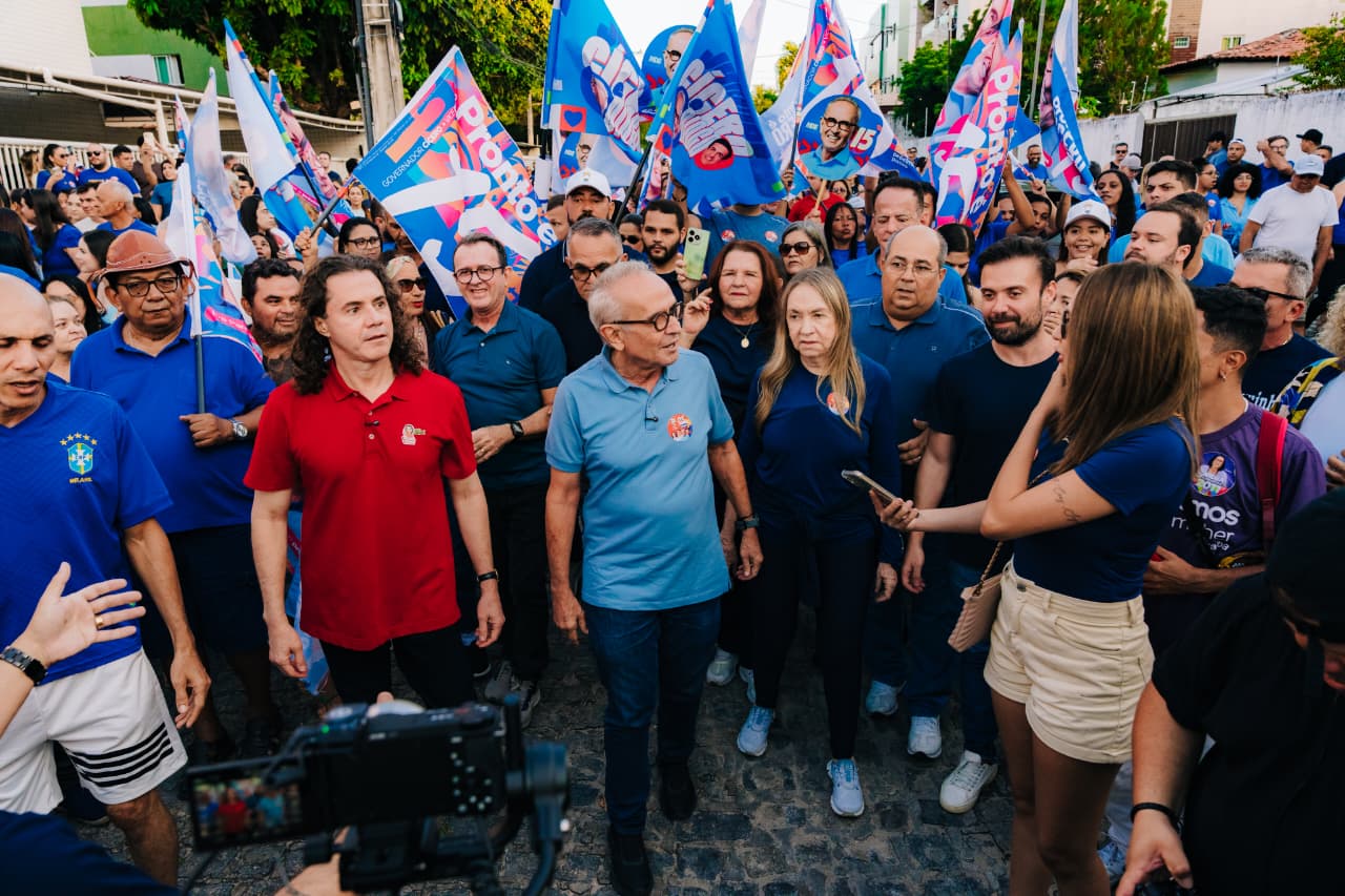 Cícero Lucena participa de caminhada de campanha nos Bancários, em João Pessoa
