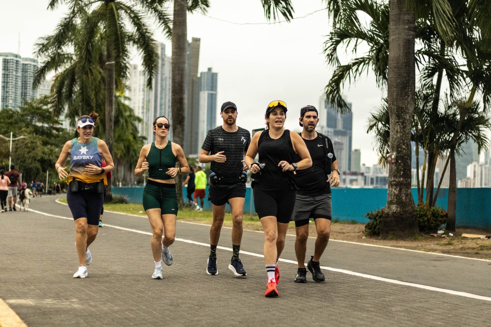 Pessoa praticando corrida de rua durante treino