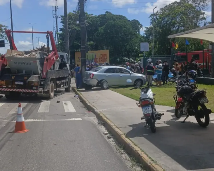 Equipes de resgate atendem vítimas de acidente envolvendo caminhão, motocicletas e carro na Avenida Tancredo Neves, em João Pessoa.