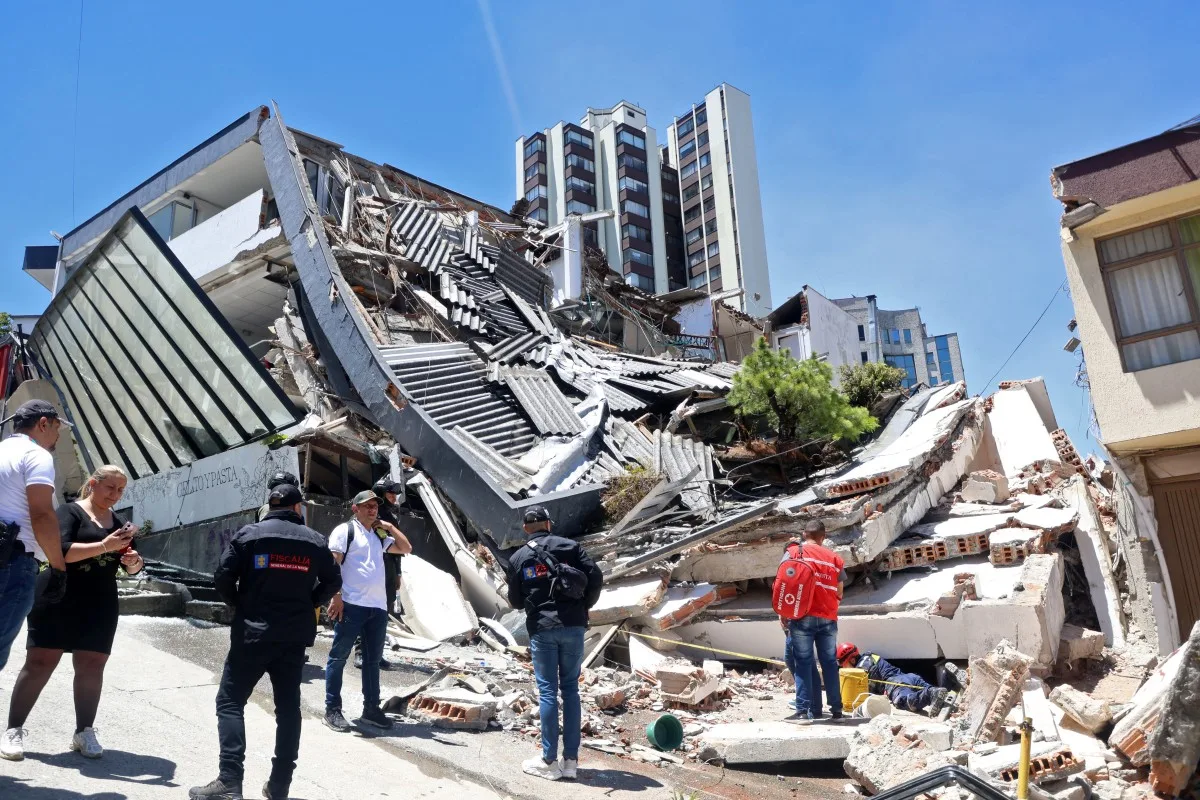 Equipes de emergência procuram vítimas entre escombros após terremoto na Colômbia