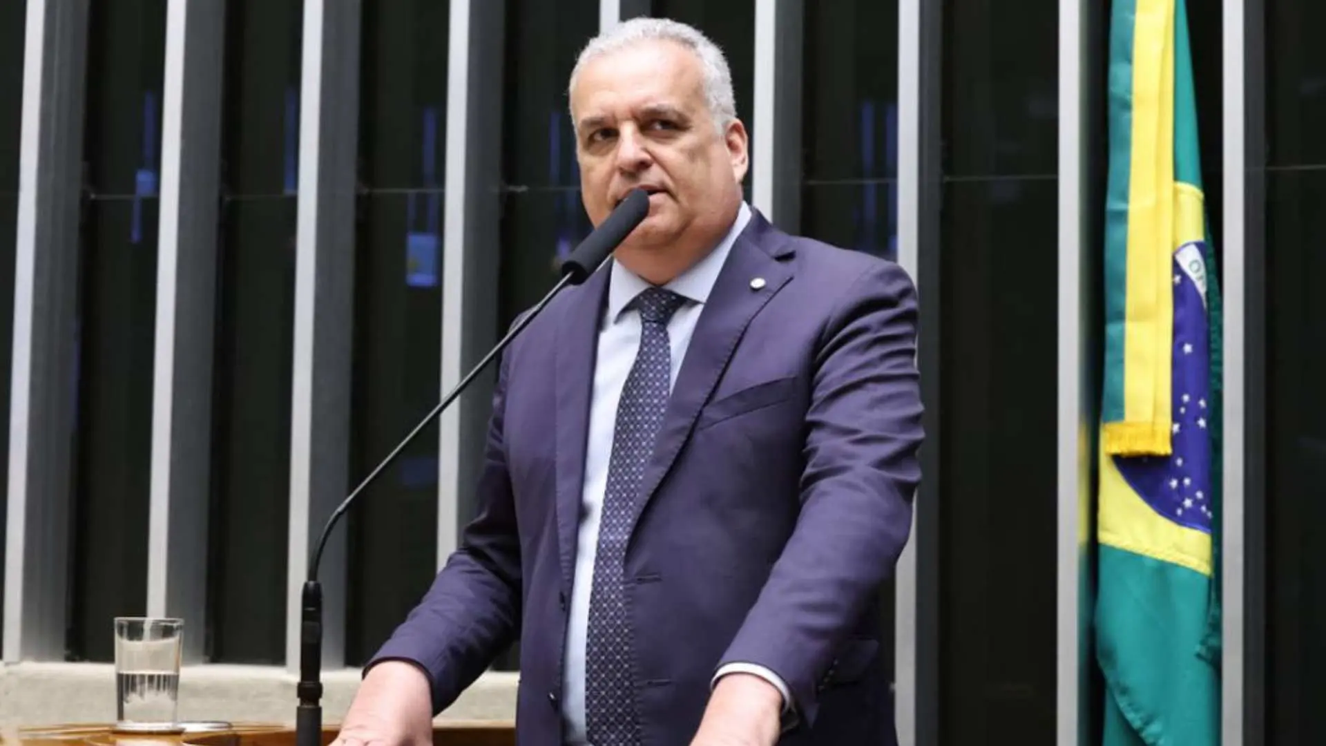 Flávio Bolsonaro e Alfredo Gaspar durante evento de anúncio da chapa presidencial do PL.