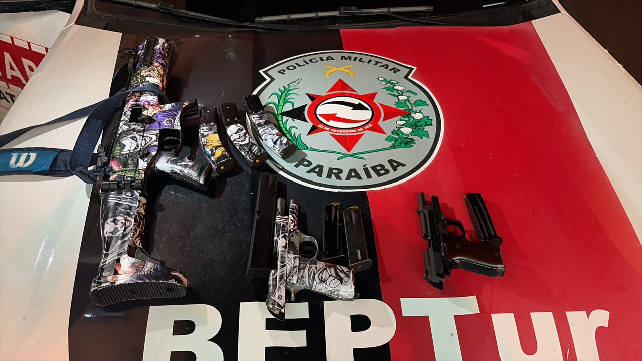 BEPTur apreende submetralhadora, duas pistolas e munições após confronto na Comunidade São Luiz, no Bessa, em JP.