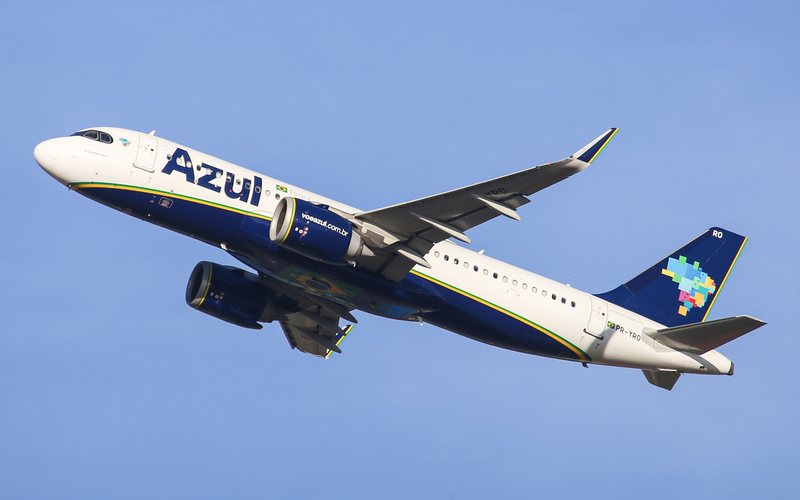 Querosene subiu 37%, mas passagens subiram só 9%. Dólar e alta ocupação ajudaram aéreas a absorver custos.