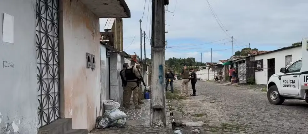 Perícia da Polícia Civil no local onde jovem de 18 anos foi morto a tiros em Bayeux.