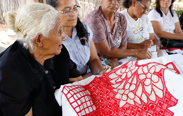 Rendeira confeccionando peça de Renda Renascença no Cariri paraibano.