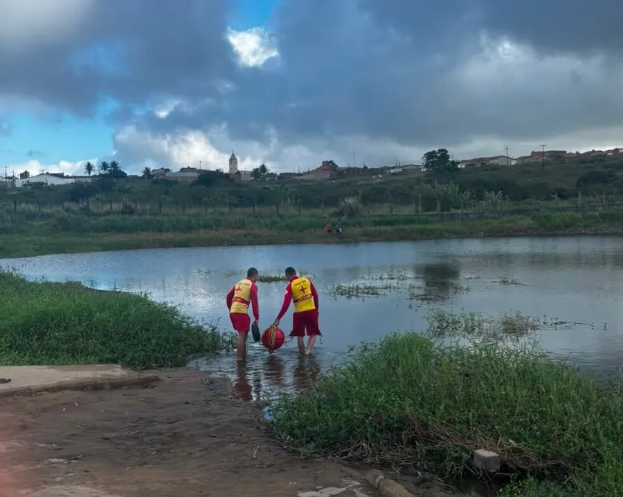 Corpo de Bombeiros realiza buscas por casal desaparecido em açude de Araruna