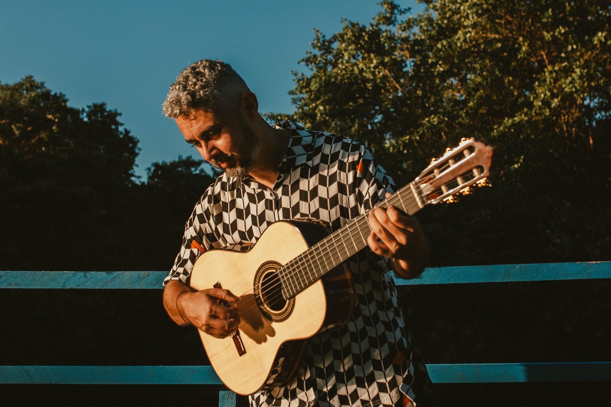 Erick de Almeida, cantor e compositor paraibano, lança álbum inspirado no Porto do Capim