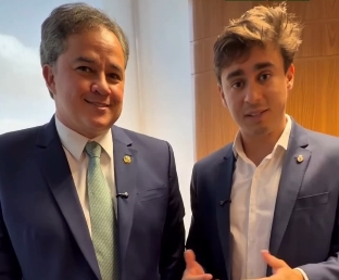 Nikolas Ferreira ao lado de Efraim Filho durante pedido de voto para o candidato ao Governo da Paraíba