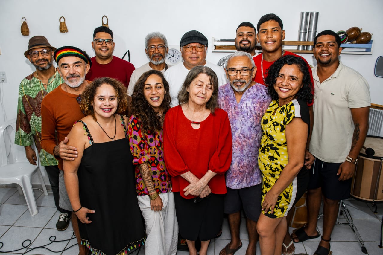 Grupo Ojú-Òrun durante apresentação de espetáculo inspirado na cultura afro-brasileira no Teatro do Sesc, em João Pessoa.