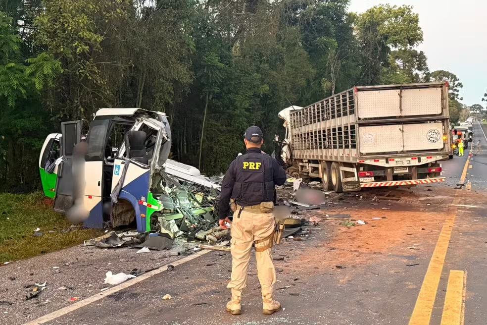 Acidente entre micro-ônibus e carreta na BR-373, em Ipiranga, no Paraná