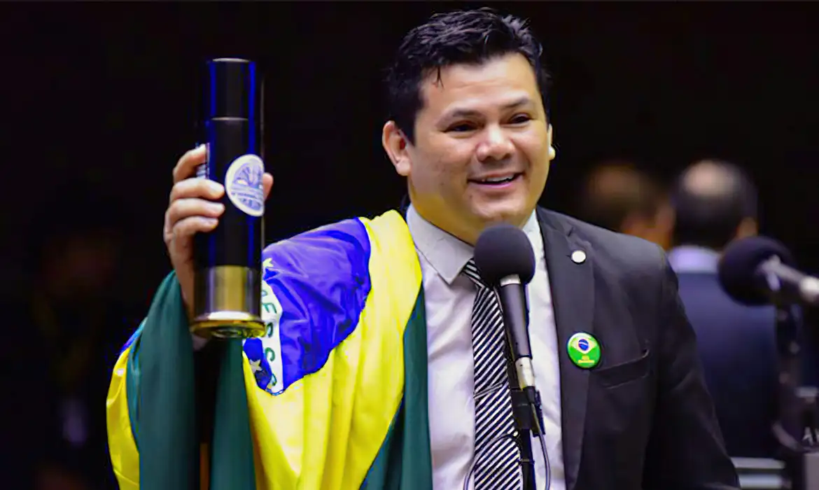 Deputado federal Gilvan da Federal durante sessão na Câmara dos Deputados