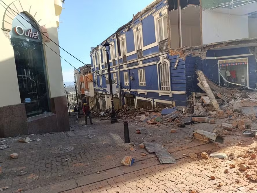 Destroços de prédios danificados após terremoto de magnitude 7,4 na Colômbia