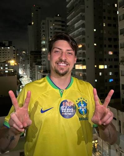 Jair Renan (PL-SC) registra candidatura a deputado federal e usará o nome de urna 'Jair Bolsonaro' em outubro.