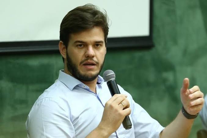 Embora tenha elogiado a gestão de Ronaldo Caiado em Goiás, o prefeito Bruno Cunha Lima indicou que a escolha por Flávio Bolsonaro busca priorizar a definição do pleito. (Foto: Internet)