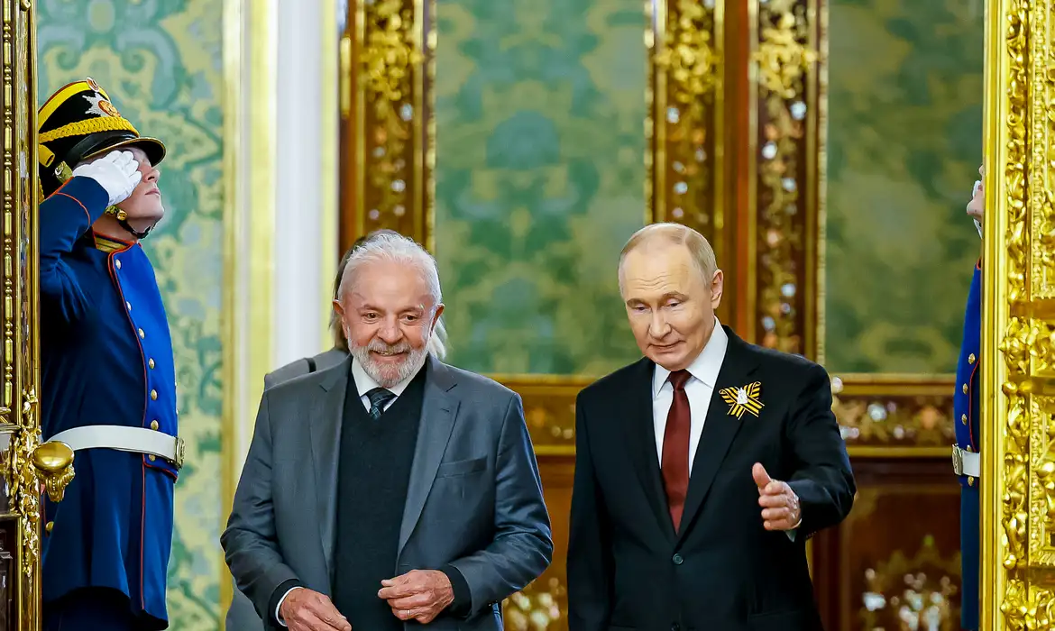 Presidente Luiz Inácio Lula da Silva durante conversa telefônica com o presidente russo Vladimir Putin sobre relações bilaterais e Brics.