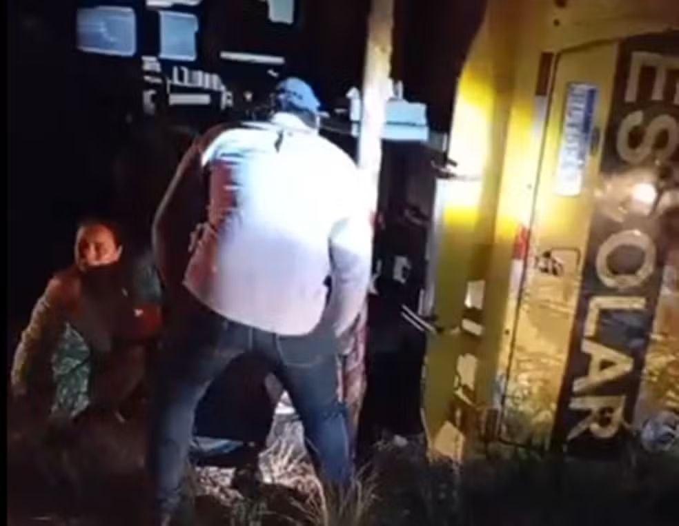 Ônibus de estudantes de Santo André que tombou na BR-230 entre Juazeirinho e Soledade