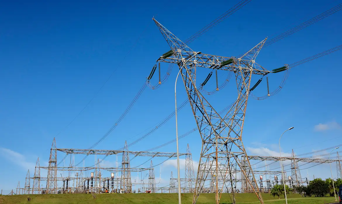 Governo assina decreto que libera Mercado Livre de Energia para comércio e residências a partir de 2027. Veja prazos e regras