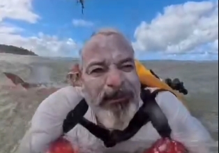 Equipe do Corpo de Bombeiros realiza resgate de velejador durante prática de kitesurf na Praia de Carapibus, no Conde.