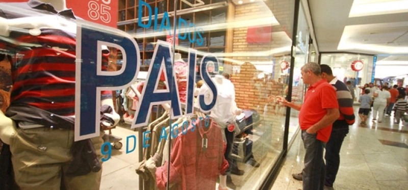 Consumidores movimentam comércio durante período de compras para o Dia dos Pais