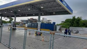Explosão destrói estrutura do cofre de posto de combustíveis em João Pessoa