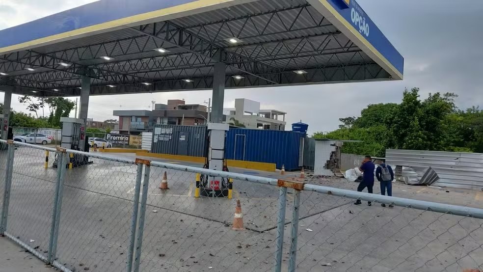 Explosão destrói estrutura do cofre de posto de combustíveis em João Pessoa