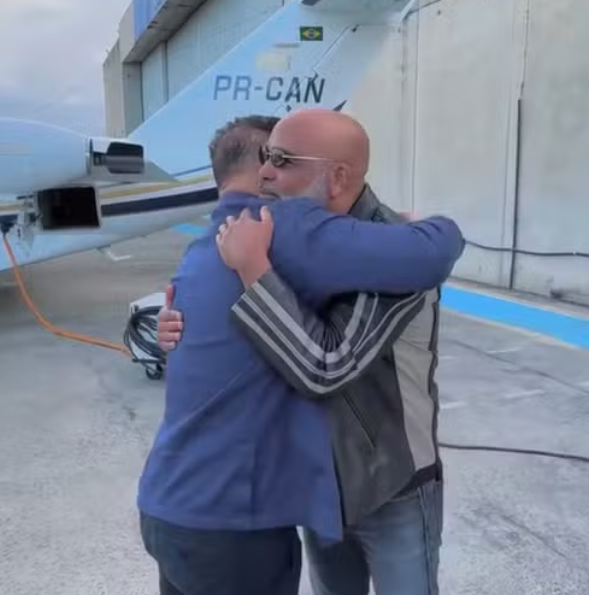 Cantor Rick aparece diante de uma aeronave antes das buscas por helicóptero em Santa Catarina