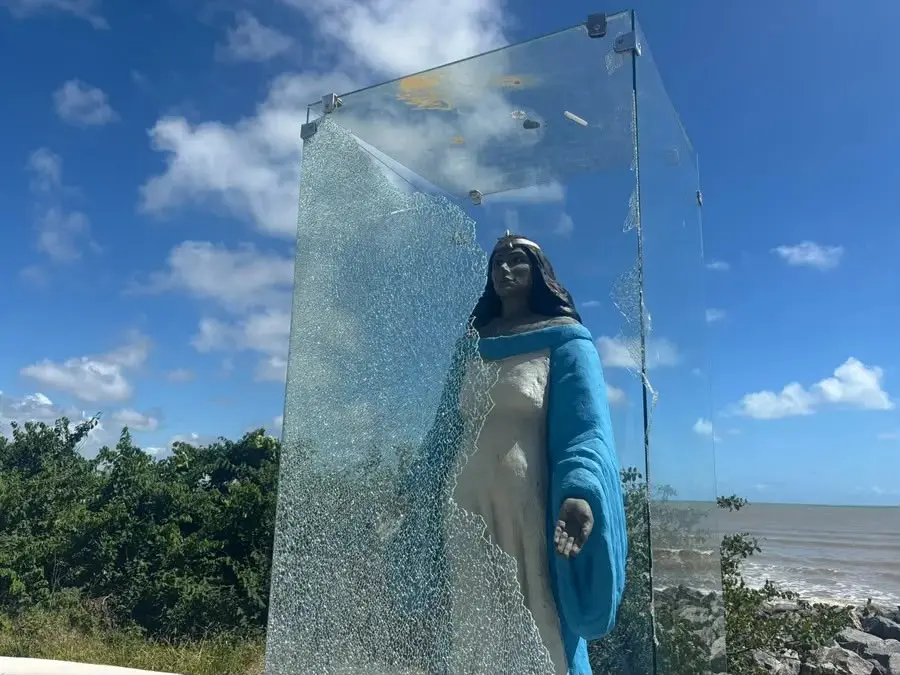 Estátua de Iemanjá na orla do Cabo Branco é vandalizada na madrugada deste sábado. Veja detalhes e imagens
