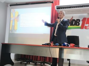 A coligação “Juntos Para a Paraíba Dar o Próximo Passo”, que tem Cícero Lucena (MDB) como candidato ao Governo da Paraíba, protocolou uma Ação de Investigação Judicial Eleitoral (AIJE) contra o governador e candidato à reeleição Lucas Ribeiro (PP) e a candidata a vice-governadora Lígia Feliciano. A ação tramita no Tribunal Regional Eleitoral da Paraíba (TRE-PB). Siga o canal do WSCOM no Whatsapp Inscreva-se na newsletter do WSCOM Entre no nosso grupo exclusivo Na petição, a coligação acusa a chapa adversária de utilizar uma plataforma denominada “VQ2026 — Visitas Qualificadas 2026” para realizar abordagens domiciliares, registrar intenção de voto antes e depois das conversas com eleitores, identificar necessidades pessoais e organizar o retorno das equipes para atendimento das demandas. “É a comprovação documentada da maior compra de votos na história do Brasil. Eu não vi ainda em nenhum local, todo mundo fala de compra de voto, de abuso de poder econômico. Mas quem comprar, documentar a visita, oferta a comprovação do atendimento e a revisita para verificar se houve uma modificação do voto essa é a primeira vez”, disse o advogado Walter Agra. Os autores sustentam que o sistema teria sido utilizado para captação ilícita de sufrágio, abuso de poder político e econômico e uso de servidores públicos em atividade eleitoral. A ação também pede a preservação de provas digitais e a realização de perícias e cruzamentos de dados. Segundo a petição, apenas entre 30 de agosto e 3 de setembro de 2026, o sistema registrou 8.526 visitas e tinha 1.287 colaboradores vinculados à operação. Em outra parte do documento, a coligação informa que a plataforma chegou a registrar 1.596 colaboradores cadastrados, dos quais 1.339 estavam ativos, distribuídos em grupos territoriais. Sistema registraria voto antes e depois da abordagem Um dos principais argumentos apresentados na AIJE é que a plataforma não teria funcionado apenas como ferramenta de pesquisa eleitoral. Segundo a coligação, o sistema registrava a intenção de voto do eleitor em dois momentos: antes e depois da conversa com o cadastrador. A petição cita um relatório segundo o qual 2.126 pessoas teriam mudado de posição durante a abordagem. O documento afirma que a plataforma identificava nominalmente o candidato “Lucas” e produzia métricas relacionadas à conversão de eleitores e ao desempenho dos grupos de campo. “O sistema não registra a intenção de voto uma vez, como faria uma pesquisa normal. Registra-a duas vezes: ‘antes da abordagem’ e ‘depois da abordagem do entrevistador’”, diz a petição. Em outro trecho, os autores afirmam que o relatório apontava que “2.126 mudaram de posição durante a abordagem - é sobre esse grupo que a conversa em campo teve efeito”. A coligação sustenta que esse mecanismo demonstraria que a finalidade da estrutura não seria apenas medir a opinião dos eleitores, mas verificar a eficácia das abordagens. Demandas de eleitores eram cadastradas, diz ação A ação também aponta como elemento central da acusação o módulo destinado ao registro de demandas pessoais dos eleitores. Segundo a petição, entre os pedidos registrados estavam consultas, exames, cestas básicas, saneamento e calçamento. No período analisado, o sistema teria contabilizado 1.721 demandas individuais, além de 723 pedidos de material e 6.942 revisitas. Os autores afirmam que as demandas eram vinculadas a dados pessoais dos eleitores, incluindo nome, endereço e telefone, e encaminhadas para perfis identificados como “Setor de demandas” e “Entregador”. Entre os temas mais frequentes, a petição aponta: saúde: 303 menções; segurança: 251; lixo: 101; cesta: 82; exame: 79; saneamento: 75; calçamento: 74. O sistema também classificaria essas solicitações como compromissos que exigiriam o retorno das equipes. “O núcleo do ilícito está no módulo de ‘demandas, material e revisitas’, que o próprio sistema descreve como ‘os compromissos gerados em campo que exigem retorno da equipe’”, afirma a coligação. Segundo a ação, a existência de uma estrutura de revisita e entrega indicaria que as necessidades apresentadas pelos eleitores não eram apenas coletadas, mas encaminhadas para posterior atendimento. Coligação aponta 276 servidores estaduais Outro ponto da AIJE é o cruzamento entre a lista de colaboradores do VQ2026 e a folha de pagamento do Governo da Paraíba. De acordo com a petição, os autores compararam os nomes dos 1.287 colaboradores registrados no sistema com a folha do Poder Executivo estadual referente aos meses de janeiro a junho de 2026. A coligação afirma ter identificado 276 colaboradores que seriam servidores estaduais, correspondentes a 21,4% do cadastro analisado. Desse grupo, segundo a ação, 158 eram contratados temporários, 105 ocupavam cargos comissionados e 11 eram servidores efetivos. Sistema teria sido retirado do ar A coligação afirma que tomou conhecimento da existência da plataforma por meio de uma denúncia anônima feita por uma pessoa que integraria a estrutura de campo. Segundo a petição, o denunciante teria fornecido credenciais de acesso ao sistema, o que permitiu à equipe jurídica da campanha consultar e baixar os dados. Os autores afirmam que comunicaram o caso ao Ministério Público Eleitoral em 6 de setembro. Segundo a ação, servidores do MPE teriam acessado o sistema na sede do TRE-PB e certificado a existência dos dados relatados. A coligação afirma ainda que, posteriormente, o site foi retirado do ar, mas que os dados teriam sido previamente baixados e preservados. A coligação também solicita o cruzamento dos registros da plataforma com imagens das câmeras do sistema Smart City de João Pessoa. A ideia, segundo a petição, é comparar os horários e coordenadas registrados durante as visitas com as imagens das câmeras existentes nos locais. Também foi pedido o cruzamento dos dados dos celulares dos colaboradores com os endereços registrados no sistema. “As visitas e revisitas listadas nos relatórios em anexo podem ser confirmadas através de simples diligência ou oitiva dos beneficiários OU, ainda, mediante a requisição e análise das imagens das câmeras públicas do smart city espalhadas pela cidade”, afirma a ação. O que a coligação pede ao TRE-PB No mérito, a coligação pede que a Justiça Eleitoral reconheça a prática de captação ilícita de sufrágio, prevista no artigo 41-A da Lei das Eleições; abuso de poder político e econômico; e conduta vedada pelo artigo 73, III, relacionada ao uso de servidores públicos em atividade de campanha. Em caso de procedência, os autores pedem a cassação do registro ou diploma de Lucas Ribeiro e Lígia Feliciano, aplicação de multas e, no caso do abuso de poder, a declaração de inelegibilidade pelo período de oito anos.