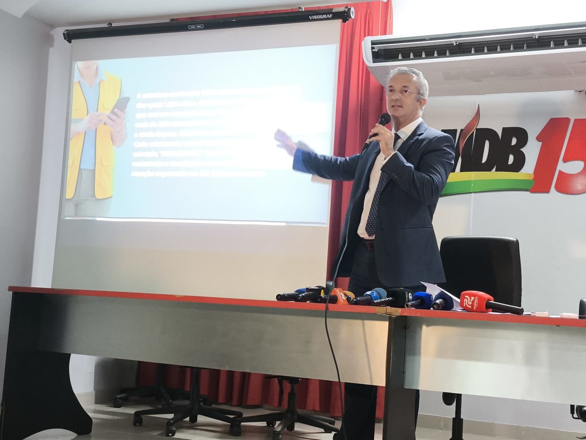 A coligação “Juntos Para a Paraíba Dar o Próximo Passo”, que tem Cícero Lucena (MDB) como candidato ao Governo da Paraíba, protocolou uma Ação de Investigação Judicial Eleitoral (AIJE) contra o governador e candidato à reeleição Lucas Ribeiro (PP) e a candidata a vice-governadora Lígia Feliciano. A ação tramita no Tribunal Regional Eleitoral da Paraíba (TRE-PB). Siga o canal do WSCOM no Whatsapp Inscreva-se na newsletter do WSCOM Entre no nosso grupo exclusivo Na petição, a coligação acusa a chapa adversária de utilizar uma plataforma denominada “VQ2026 — Visitas Qualificadas 2026” para realizar abordagens domiciliares, registrar intenção de voto antes e depois das conversas com eleitores, identificar necessidades pessoais e organizar o retorno das equipes para atendimento das demandas. “É a comprovação documentada da maior compra de votos na história do Brasil. Eu não vi ainda em nenhum local, todo mundo fala de compra de voto, de abuso de poder econômico. Mas quem comprar, documentar a visita, oferta a comprovação do atendimento e a revisita para verificar se houve uma modificação do voto essa é a primeira vez”, disse o advogado Walter Agra. Os autores sustentam que o sistema teria sido utilizado para captação ilícita de sufrágio, abuso de poder político e econômico e uso de servidores públicos em atividade eleitoral. A ação também pede a preservação de provas digitais e a realização de perícias e cruzamentos de dados. Segundo a petição, apenas entre 30 de agosto e 3 de setembro de 2026, o sistema registrou 8.526 visitas e tinha 1.287 colaboradores vinculados à operação. Em outra parte do documento, a coligação informa que a plataforma chegou a registrar 1.596 colaboradores cadastrados, dos quais 1.339 estavam ativos, distribuídos em grupos territoriais. Sistema registraria voto antes e depois da abordagem Um dos principais argumentos apresentados na AIJE é que a plataforma não teria funcionado apenas como ferramenta de pesquisa eleitoral. Segundo a coligação, o sistema registrava a intenção de voto do eleitor em dois momentos: antes e depois da conversa com o cadastrador. A petição cita um relatório segundo o qual 2.126 pessoas teriam mudado de posição durante a abordagem. O documento afirma que a plataforma identificava nominalmente o candidato “Lucas” e produzia métricas relacionadas à conversão de eleitores e ao desempenho dos grupos de campo. “O sistema não registra a intenção de voto uma vez, como faria uma pesquisa normal. Registra-a duas vezes: ‘antes da abordagem’ e ‘depois da abordagem do entrevistador’”, diz a petição. Em outro trecho, os autores afirmam que o relatório apontava que “2.126 mudaram de posição durante a abordagem - é sobre esse grupo que a conversa em campo teve efeito”. A coligação sustenta que esse mecanismo demonstraria que a finalidade da estrutura não seria apenas medir a opinião dos eleitores, mas verificar a eficácia das abordagens. Demandas de eleitores eram cadastradas, diz ação A ação também aponta como elemento central da acusação o módulo destinado ao registro de demandas pessoais dos eleitores. Segundo a petição, entre os pedidos registrados estavam consultas, exames, cestas básicas, saneamento e calçamento. No período analisado, o sistema teria contabilizado 1.721 demandas individuais, além de 723 pedidos de material e 6.942 revisitas. Os autores afirmam que as demandas eram vinculadas a dados pessoais dos eleitores, incluindo nome, endereço e telefone, e encaminhadas para perfis identificados como “Setor de demandas” e “Entregador”. Entre os temas mais frequentes, a petição aponta: saúde: 303 menções; segurança: 251; lixo: 101; cesta: 82; exame: 79; saneamento: 75; calçamento: 74. O sistema também classificaria essas solicitações como compromissos que exigiriam o retorno das equipes. “O núcleo do ilícito está no módulo de ‘demandas, material e revisitas’, que o próprio sistema descreve como ‘os compromissos gerados em campo que exigem retorno da equipe’”, afirma a coligação. Segundo a ação, a existência de uma estrutura de revisita e entrega indicaria que as necessidades apresentadas pelos eleitores não eram apenas coletadas, mas encaminhadas para posterior atendimento. Coligação aponta 276 servidores estaduais Outro ponto da AIJE é o cruzamento entre a lista de colaboradores do VQ2026 e a folha de pagamento do Governo da Paraíba. De acordo com a petição, os autores compararam os nomes dos 1.287 colaboradores registrados no sistema com a folha do Poder Executivo estadual referente aos meses de janeiro a junho de 2026. A coligação afirma ter identificado 276 colaboradores que seriam servidores estaduais, correspondentes a 21,4% do cadastro analisado. Desse grupo, segundo a ação, 158 eram contratados temporários, 105 ocupavam cargos comissionados e 11 eram servidores efetivos. Sistema teria sido retirado do ar A coligação afirma que tomou conhecimento da existência da plataforma por meio de uma denúncia anônima feita por uma pessoa que integraria a estrutura de campo. Segundo a petição, o denunciante teria fornecido credenciais de acesso ao sistema, o que permitiu à equipe jurídica da campanha consultar e baixar os dados. Os autores afirmam que comunicaram o caso ao Ministério Público Eleitoral em 6 de setembro. Segundo a ação, servidores do MPE teriam acessado o sistema na sede do TRE-PB e certificado a existência dos dados relatados. A coligação afirma ainda que, posteriormente, o site foi retirado do ar, mas que os dados teriam sido previamente baixados e preservados. A coligação também solicita o cruzamento dos registros da plataforma com imagens das câmeras do sistema Smart City de João Pessoa. A ideia, segundo a petição, é comparar os horários e coordenadas registrados durante as visitas com as imagens das câmeras existentes nos locais. Também foi pedido o cruzamento dos dados dos celulares dos colaboradores com os endereços registrados no sistema. “As visitas e revisitas listadas nos relatórios em anexo podem ser confirmadas através de simples diligência ou oitiva dos beneficiários OU, ainda, mediante a requisição e análise das imagens das câmeras públicas do smart city espalhadas pela cidade”, afirma a ação. O que a coligação pede ao TRE-PB No mérito, a coligação pede que a Justiça Eleitoral reconheça a prática de captação ilícita de sufrágio, prevista no artigo 41-A da Lei das Eleições; abuso de poder político e econômico; e conduta vedada pelo artigo 73, III, relacionada ao uso de servidores públicos em atividade de campanha. Em caso de procedência, os autores pedem a cassação do registro ou diploma de Lucas Ribeiro e Lígia Feliciano, aplicação de multas e, no caso do abuso de poder, a declaração de inelegibilidade pelo período de oito anos.
