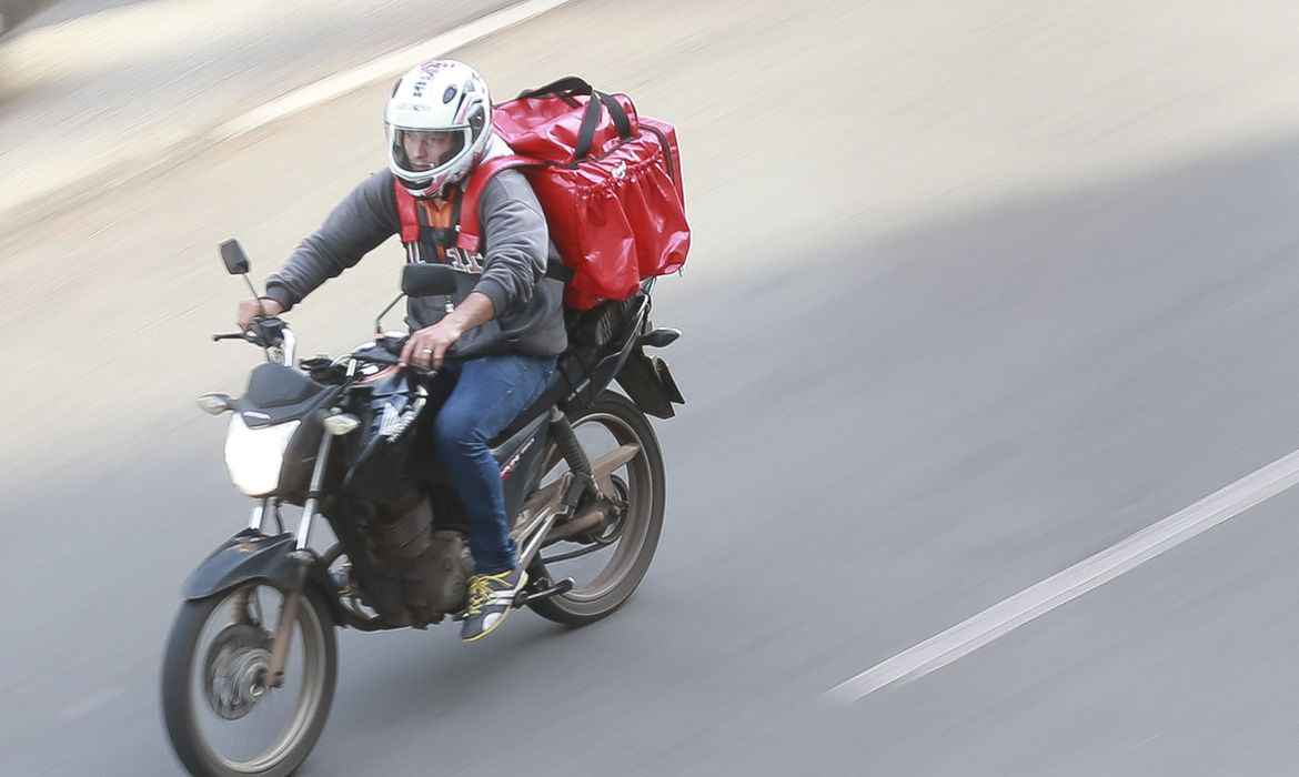 Setor de delivery movimenta R$ 167 bi e restaurantes buscam alternativas para reduzir comissões. Veja mais