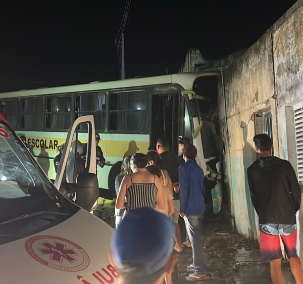 Motorista de ônibus escolar morre após colisão em Aroeiras